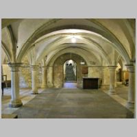 Photo by Poliphilo on Wikipedia, crypt.jpg